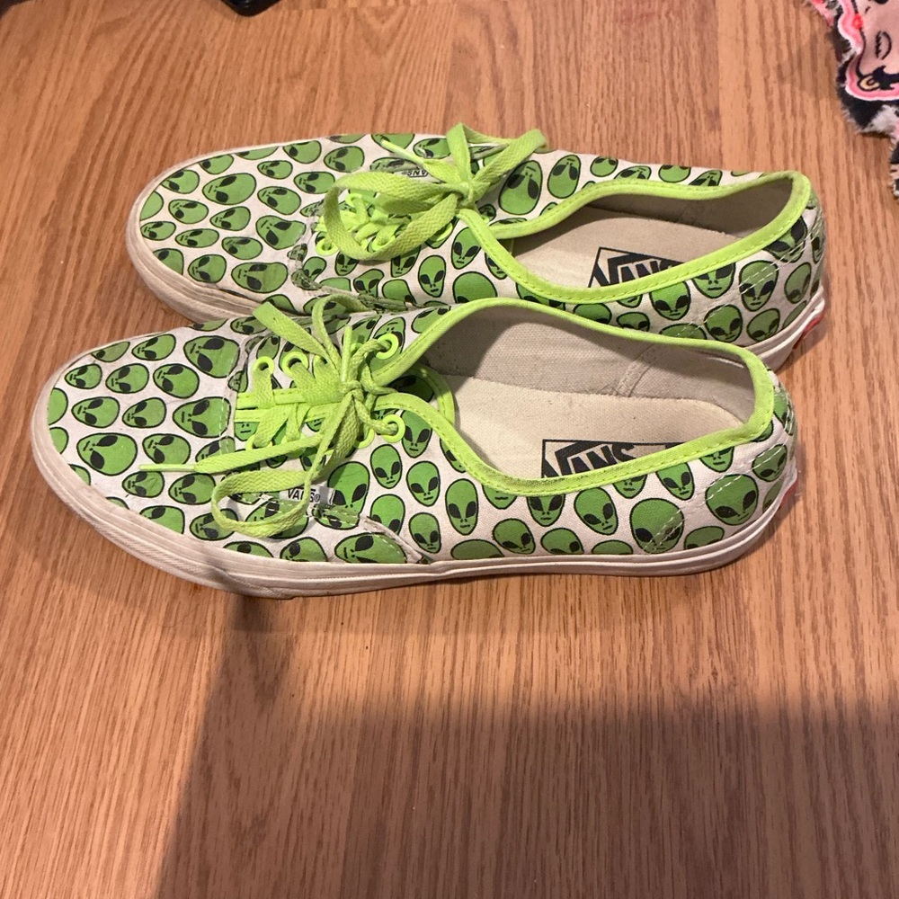 Vans Low Top Sneakers - Neon Green Alien Print